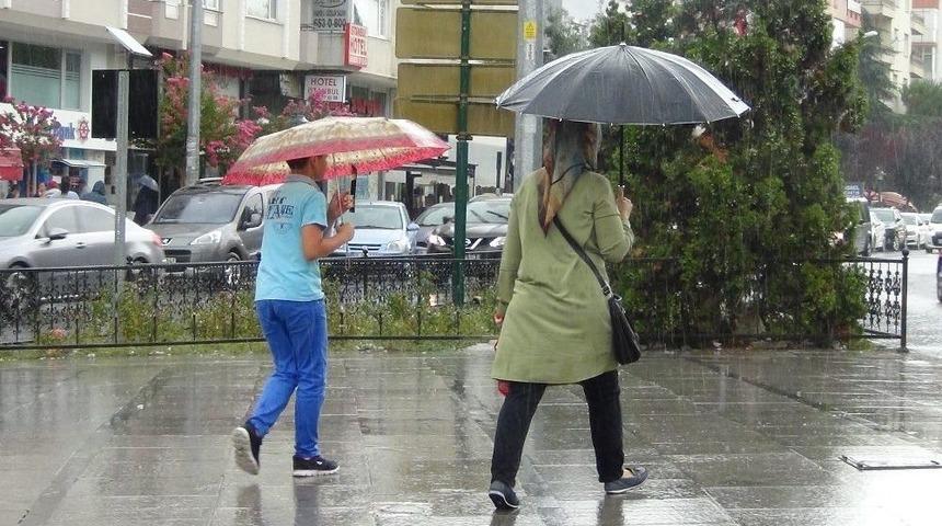 Yağmur &Ccedil;orlu&rsquo;yu Serinletti Caddeleri Boşalttı
