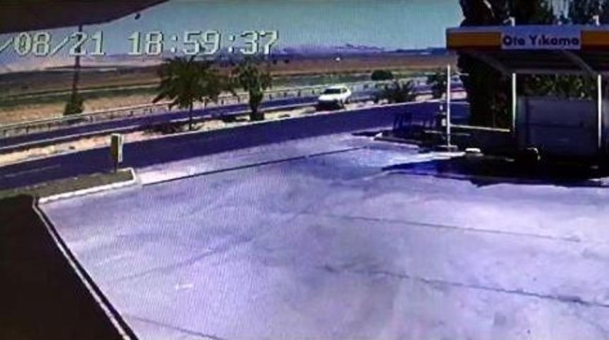 3 Kişinin &Ouml;ld&uuml;ğ&uuml; Kazada, Otomobillerin &Ccedil;arpışma Anı G&ouml;r&uuml;nt&uuml;leri Ortaya &Ccedil;ıktı