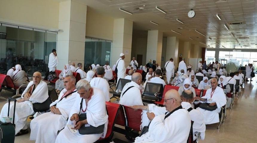 Hacı Adayları Dualar İle Uğurlandı