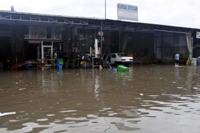 Kocaeli'de Yağmur Su Baskınlarına Neden Oldu (2)