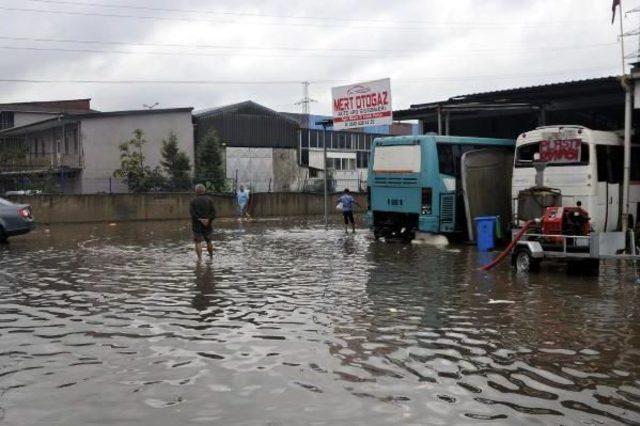 Kocaeli'de Yağmur Su Baskınlarına Neden Oldu (2)