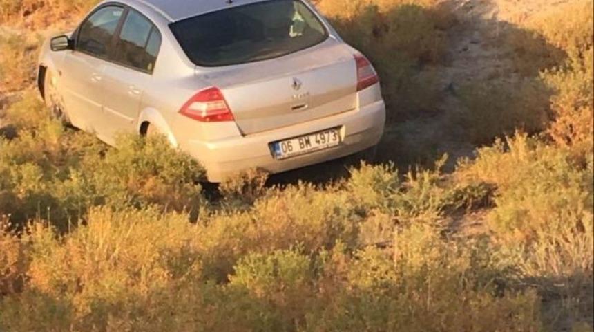 Kontrolden &Ccedil;ıkan Otomobil Tarlaya Girdi: 2 Yaralı