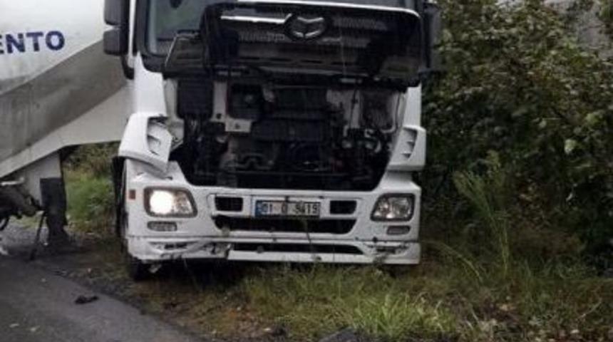 Sağanak Yağışta Kontrolden &Ccedil;ıkan Tır Yolu Kapattı