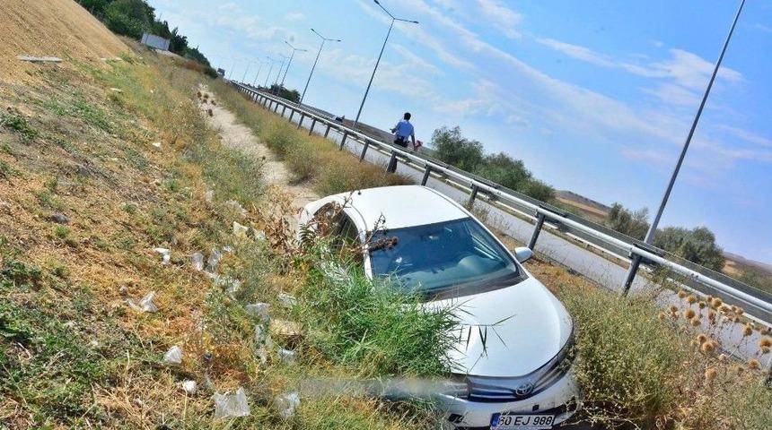 Otomobil Su Kanalına U&ccedil;tu: 4 Yaralı