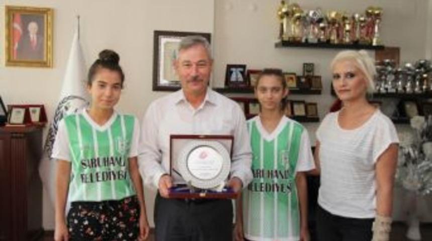 Badminton Federasyonu&rsquo;ndan Başkan Yaralı&rsquo;ya Plaket