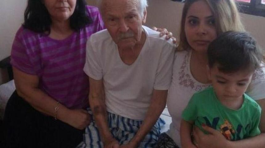 Yazar Muzaffer İzg&uuml; Evinde Dinleniyor