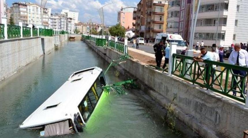 Otomobille &Ccedil;arpışan Halk Otob&uuml;s&uuml; Kanala U&ccedil;tu: 5 Yaralı