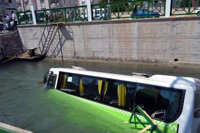 Otomobille Çarpışan Halk Otobüsü Kanala Uçtu: 5 Yaralı