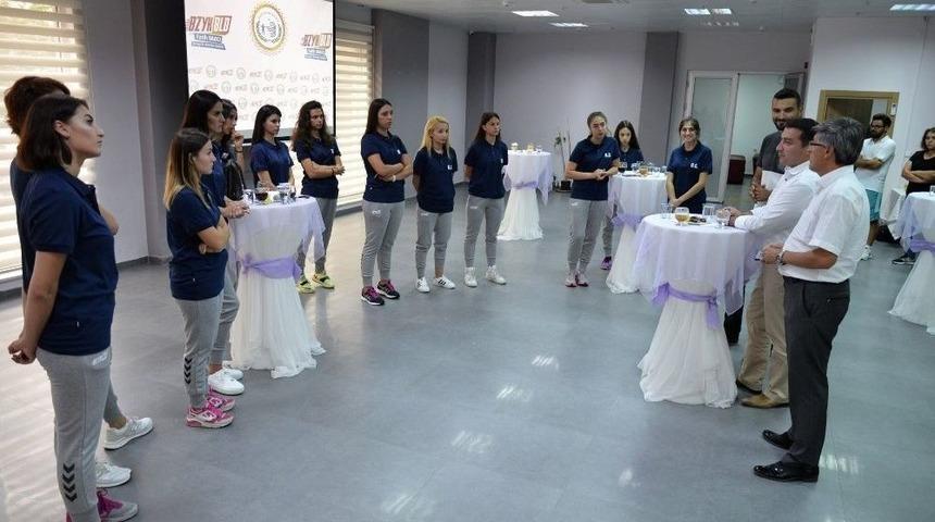 Boz&uuml;y&uuml;k Belediyesi İdman Yurdu Bayan Voleybol Takımı Hazırlıklarını S&uuml;rd&uuml;yor