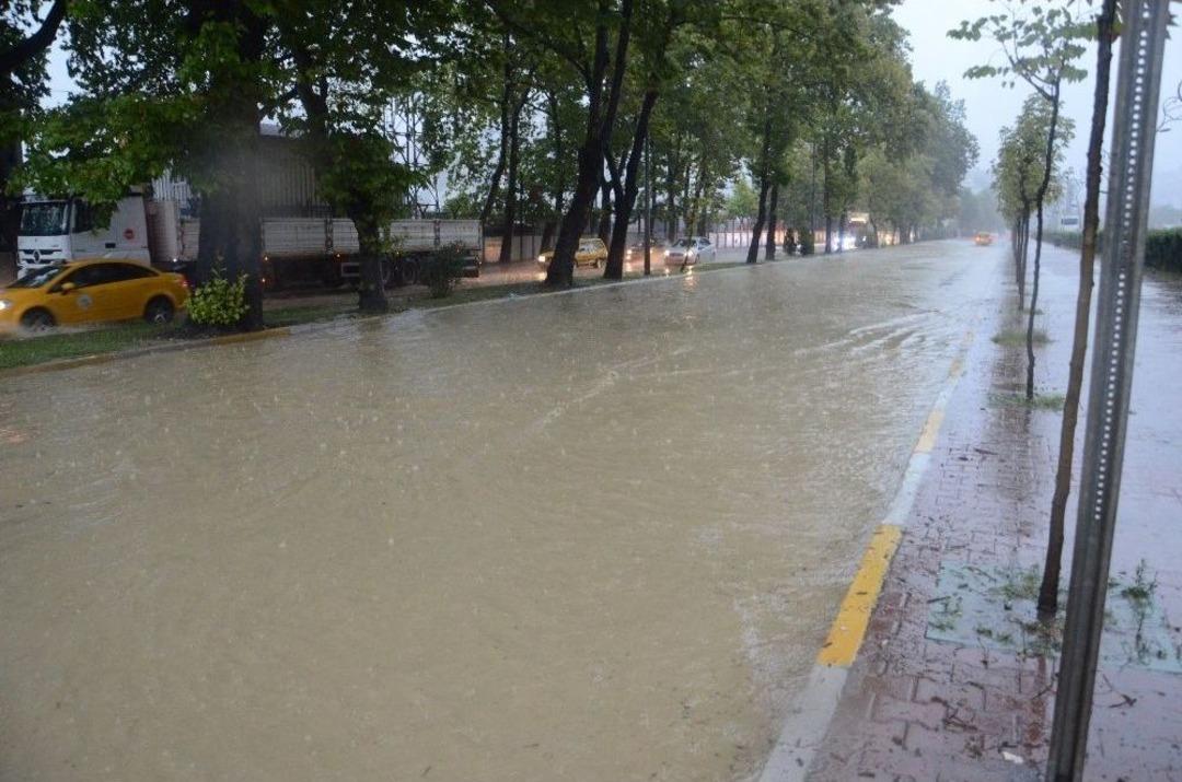 Zonguldak&rsquo;ta Sağanak Yaşamı Fel&ccedil; Etti