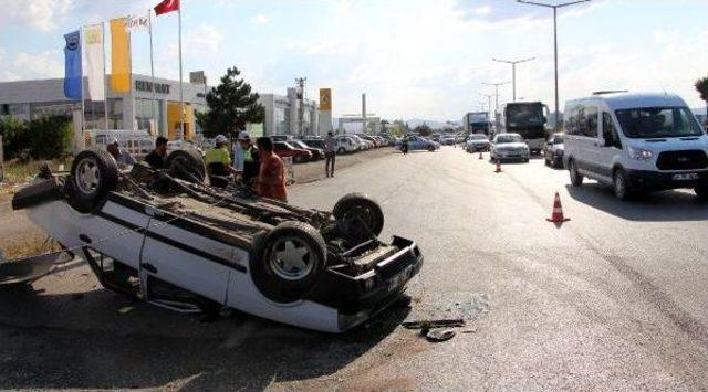 Takla Atan Otomobil Karşı Yönden Gelen Araca Çarptı: 3 Yaralı