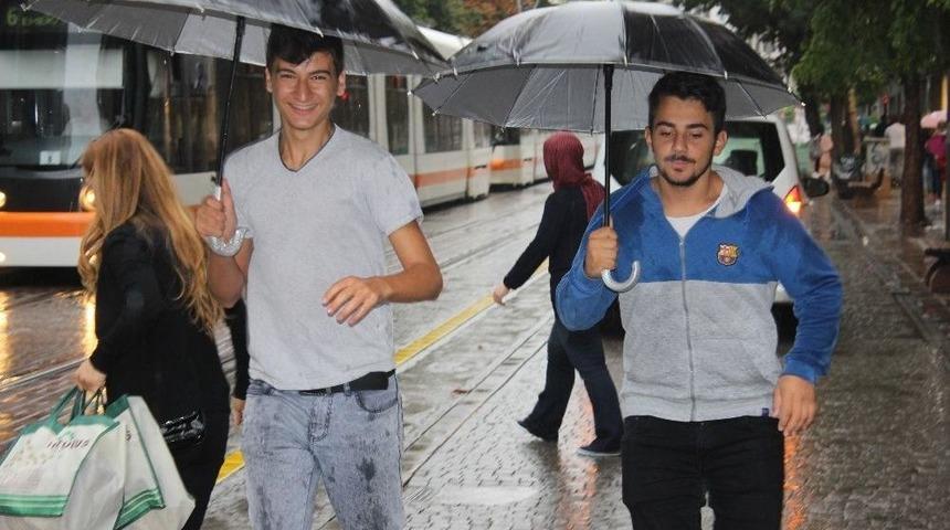 Mesai &Ccedil;ıkışı Bastıran Yağmur Hazırlıksız Yakaladı