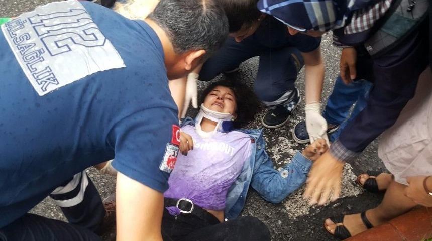 Yolun Karşısına Ge&ccedil;meye &Ccedil;alışan Gen&ccedil; Kıza Otomobil &Ccedil;arptı