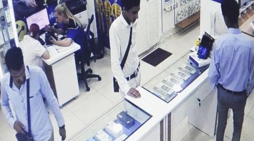 Mağazadaki Yoğunluktan Yararlanıp Telefonları &Ccedil;aldılar