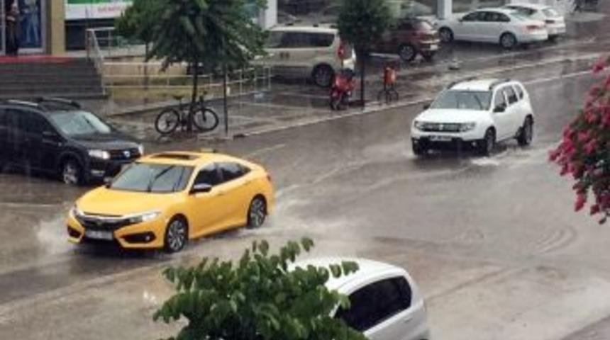 D&uuml;zce&rsquo;de Sağanak Yağış