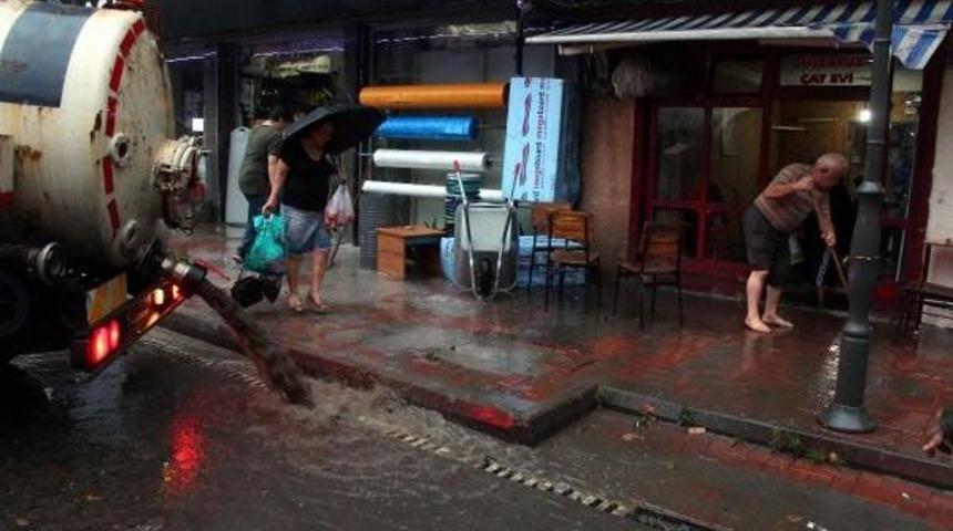 Zonguldak, 1 Saatlik Sağanak Yağmura Teslim