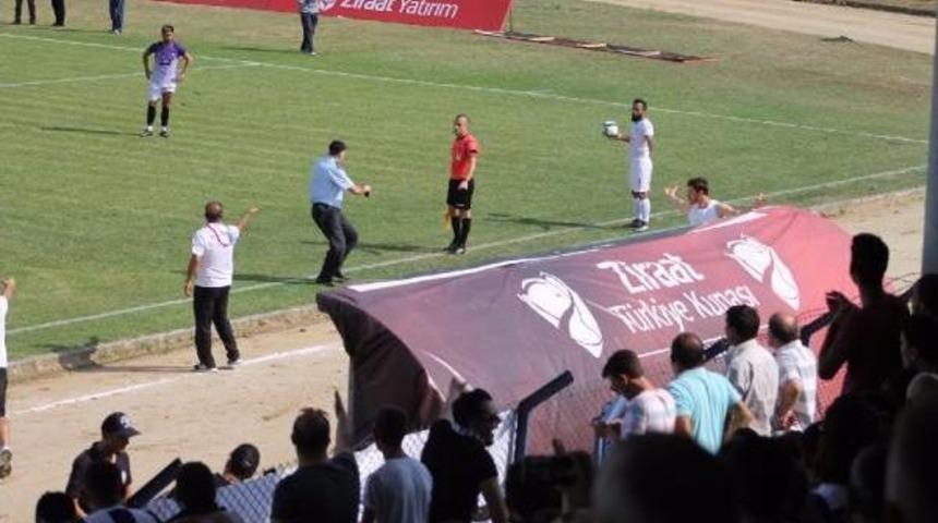 Maç Oynanırken Dalgın Polis Telefonla Konuşarak Sahaya Girdi