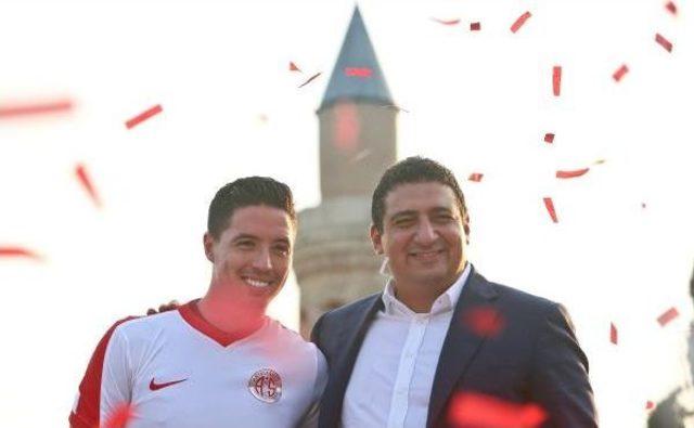 Antalyaspor'dan Nasri'ye Kent Merkezinde Tören