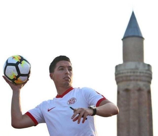 Antalyaspor'dan Nasri'ye Kent Merkezinde Tören