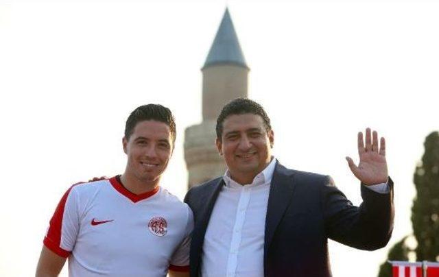 Antalyaspor'dan Nasri'ye Kent Merkezinde Tören