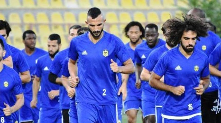 Yal&ccedil;ın Ayhan Ile Kul&uuml;p Şof&ouml;r&uuml; Soyunma Odasında Tekme Tokat Birbirine Girdi