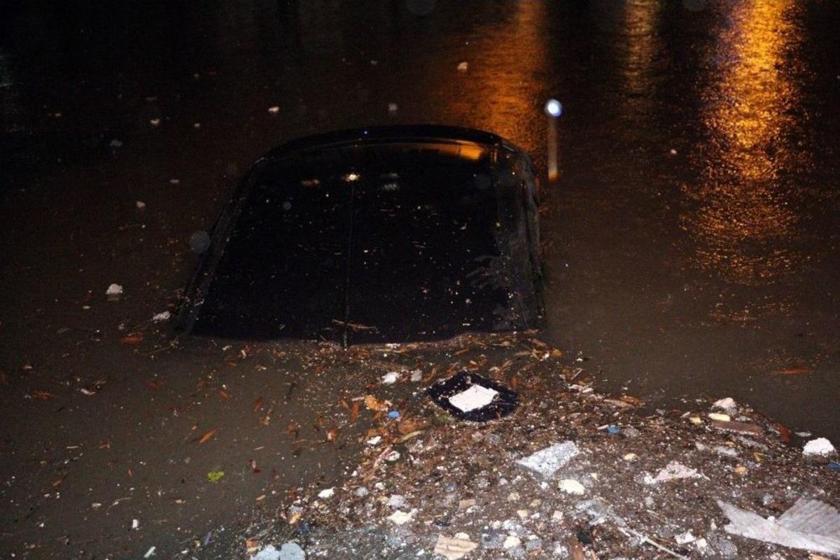 Ereğli&rsquo;de Otomobiller Sular Altında Kaldı