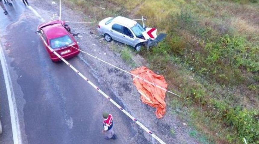İki Otomobil Kafa Kafaya &Ccedil;arpıştı: 1 &Ouml;l&uuml;, 6 Yaralı