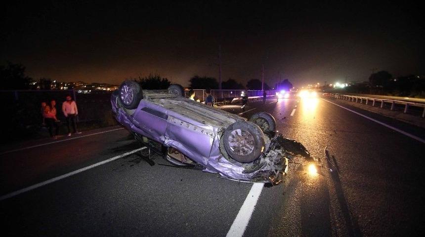 &Ouml;nce Bariyerlere &Ccedil;arptı Sonra Takla Attı