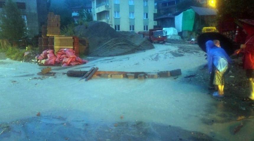 Kastamonu&rsquo;da Sel Nedeniyle Ara&ccedil;lar Yolda Mahsur Kaldı
