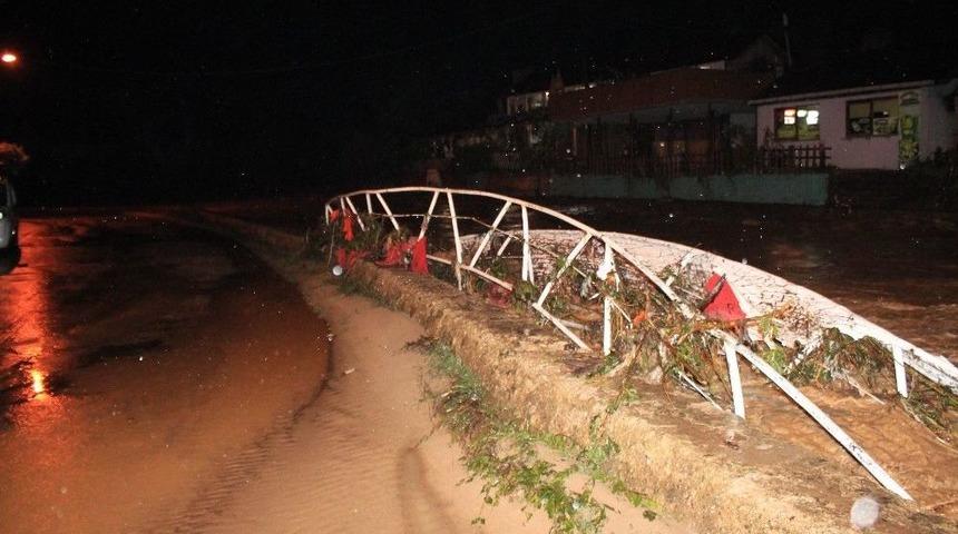 Zonguldak&rsquo;ta Dere Taştı, K&ouml;pr&uuml; Yıkıldı