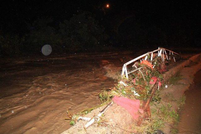 Zonguldak’ta Dere Taştı, Köprü Yıkıldı