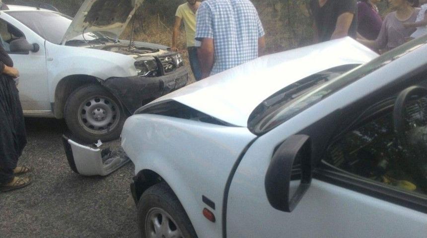 İki Otomobil Kafa Kafaya &Ccedil;arpıştı: 5 Yaralı