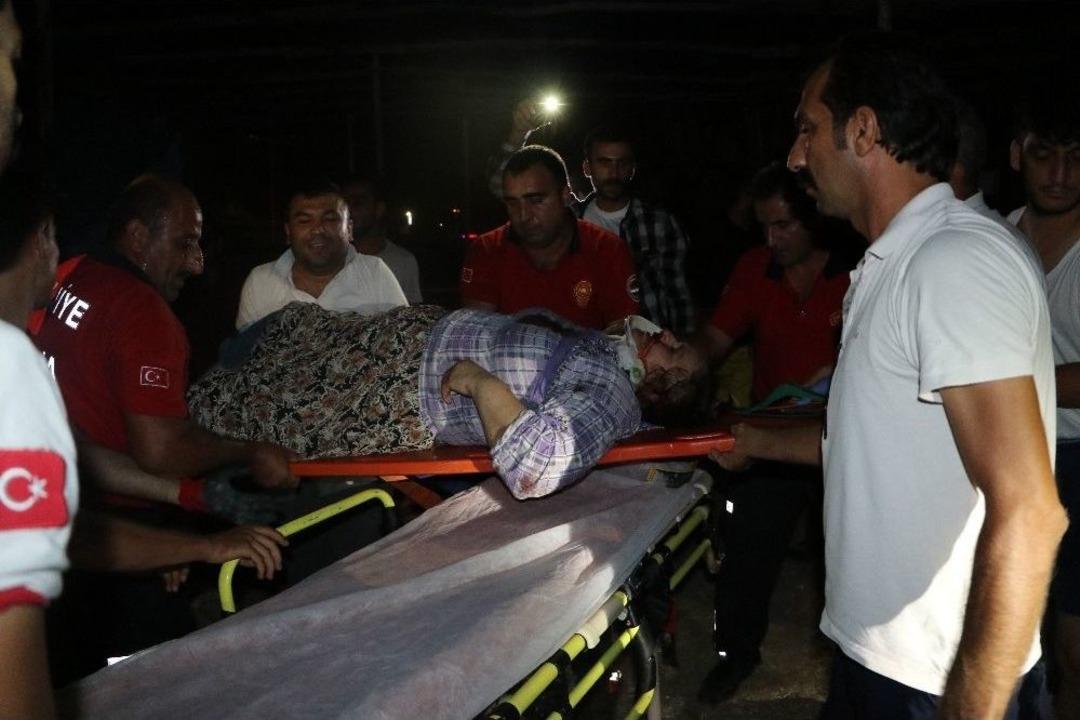 Adana&rsquo;da Hafif Ticari Ara&ccedil; İle Otomobil &Ccedil;arpıştı: 1&rsquo;i Ağır 4 Yaralı