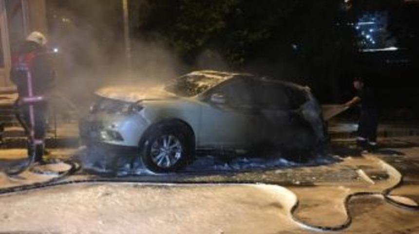 Kağıthane&rsquo;de Park Halindeki L&uuml;ks Otomobil Kundaklandı