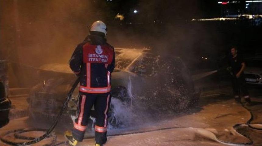 Kağıthane'de Park Halindeki Ara&ccedil; Alev Alev Yandı