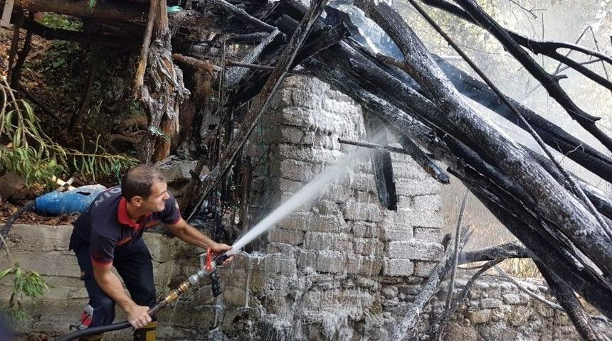 Kimliği Belirsiz Kişiler Tahta K&ouml;pr&uuml;y&uuml; Yakıp Ka&ccedil;tı