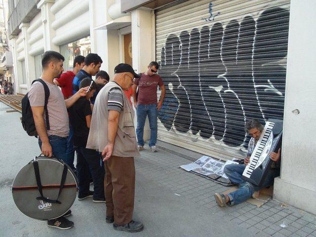 (özel Haber)yeşilçam’ın 38 Yıllık Figuranının Beyoğlu Sokaklarında Yaşam Mücadelesi