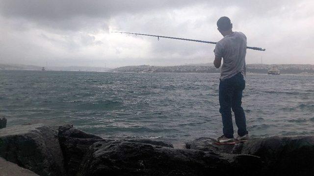 Sağanak Balıkçılara Yaradı, Boğaz’da Oltalar Saniyeler İçerisinde Doldu