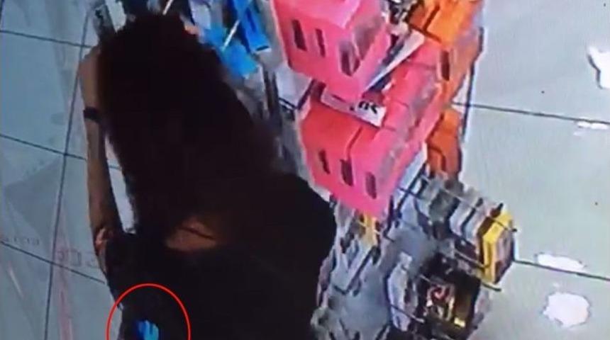 Gen&ccedil; Kız Cep Telefonu Kılıfı &Ccedil;alarken Yakalandı