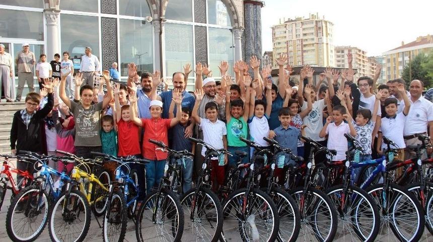Camiye Giden Bin 800 &Ccedil;ocuğa Bisiklet