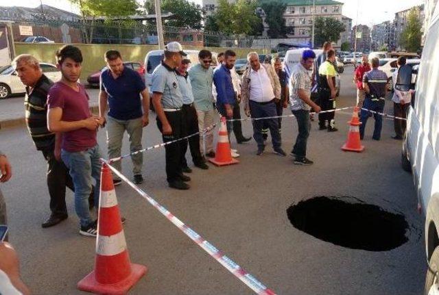 Erzurum'un En Işlek Caddesinde Asfalt Çöktü