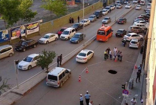 Erzurum'un En Işlek Caddesinde Asfalt Çöktü