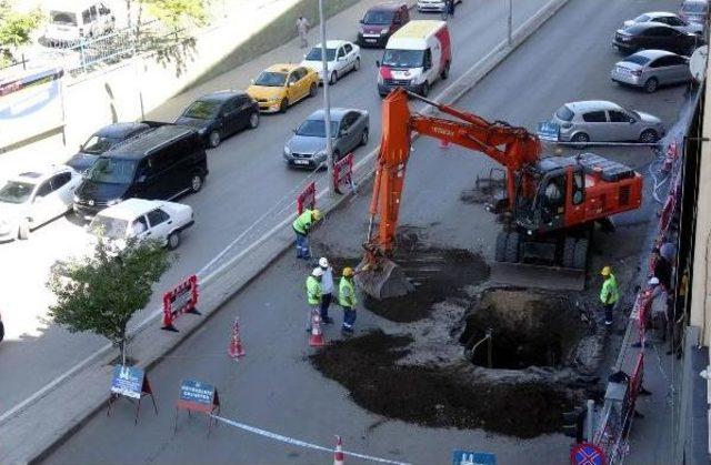 Erzurum'un En Işlek Caddesinde Asfalt Çöktü