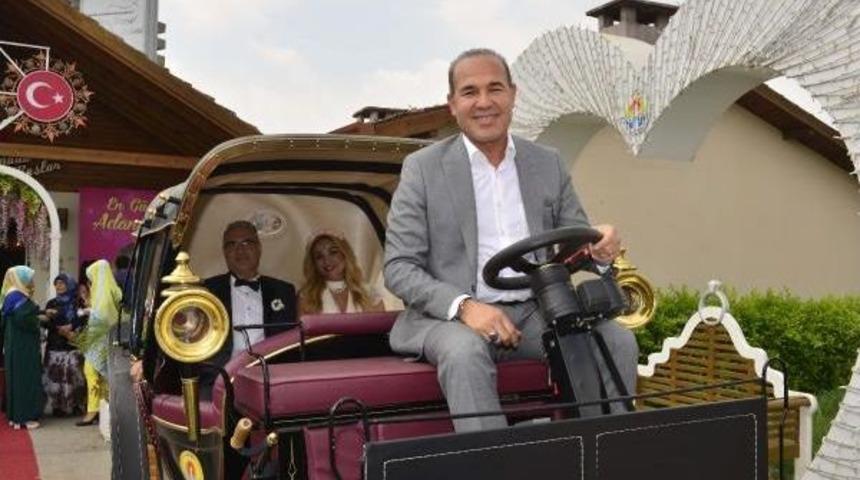 Yasağa Dikkat &Ccedil;ekmek I&ccedil;in, Evlenen &Ccedil;ifti Elektrikli Faytonla Gezdirdi