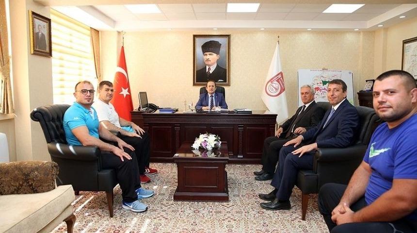 Vali Pehlivan Sporcuları &Ouml;d&uuml;llendirdi