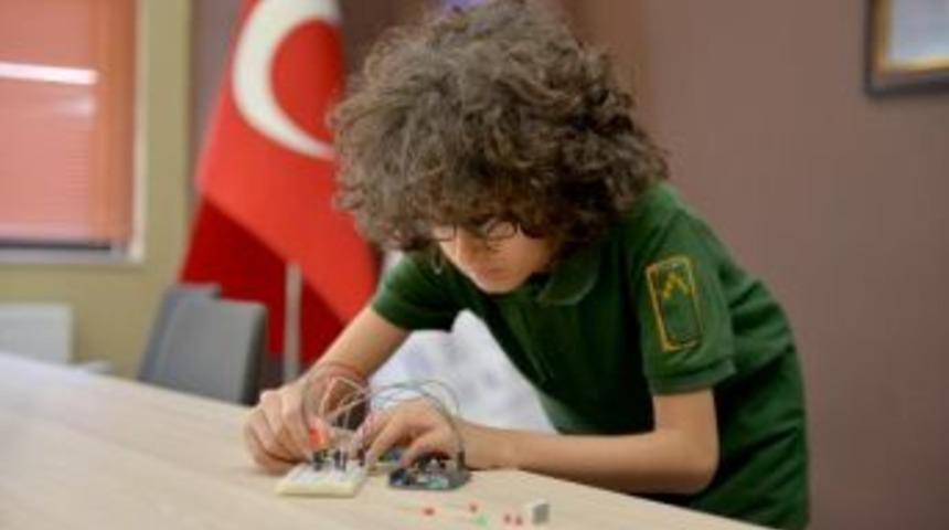 7. Sınıf &Ouml;ğrencisi Nazmi G&uuml;ler, T&uuml;rkiye'nin Ilk 'dijital Beceri Bursu'nu&nbsp; Kazandı
