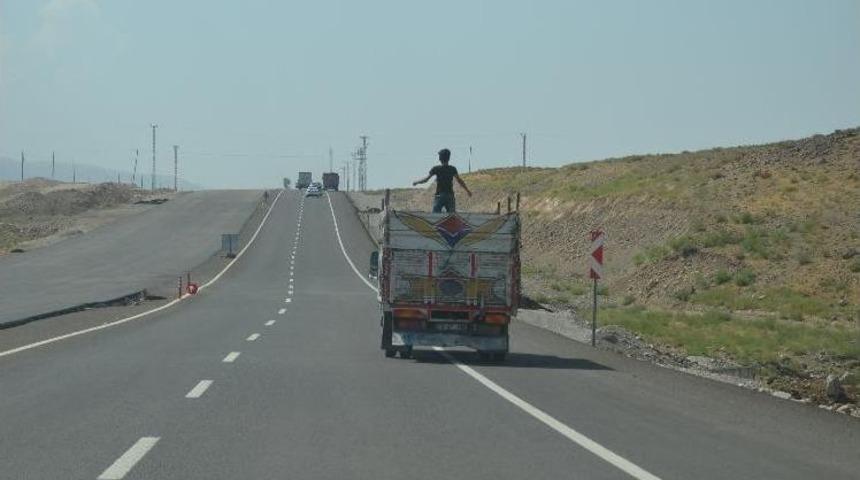 Kamyonet Kasasında Tehlikeli Yolculuk