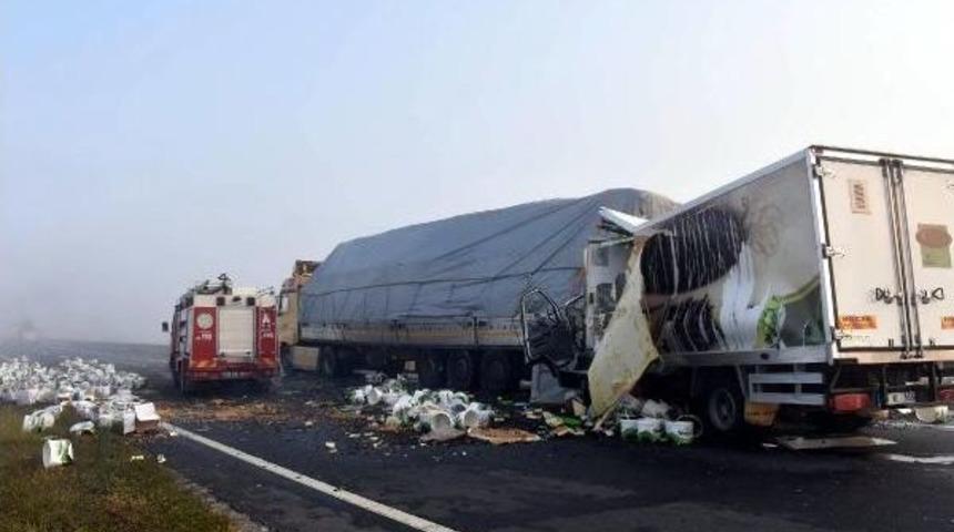 Emniyet Şeridindeki Tır'a &Ccedil;arpan Kamyonda 1 Kişi &Ouml;ld&uuml;
