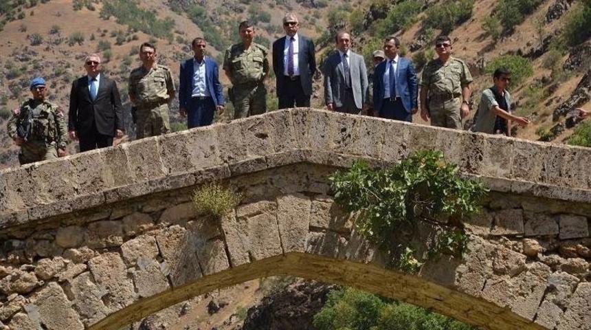 Vali Toprak Şemdinli Ve Y&uuml;ksekova&rsquo;yı Ziyaret Etti