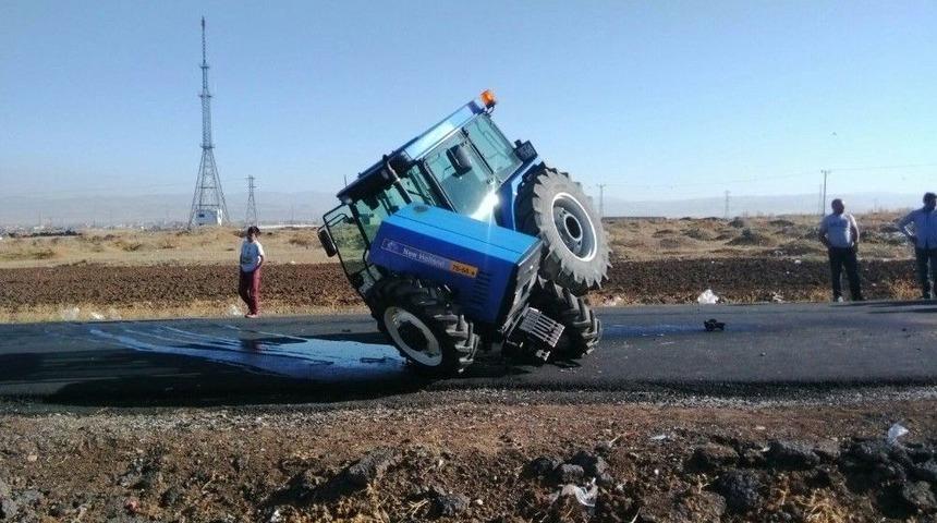 Kamyona Çarpan Traktör Ortadan İkiye Bölündü